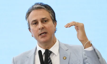 Programa Pé-de-Meia impulsionou inscrições no Enem, diz ministro