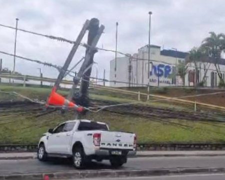 VÍDEO: Motorista perde controle e derruba postes na Avenida São Rafael