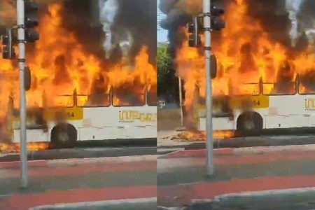 Ônibus pega fogo na Avenida Suburbana após pane elétrica