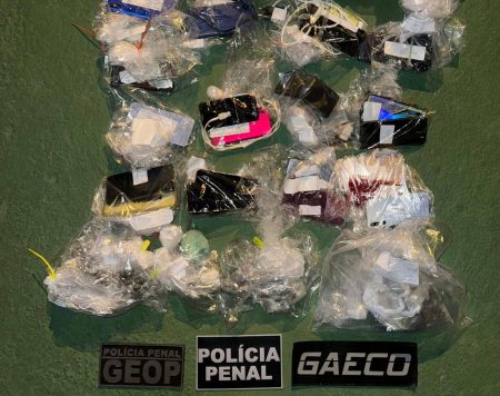 Operação Mute apreende celulares e armas em presídio