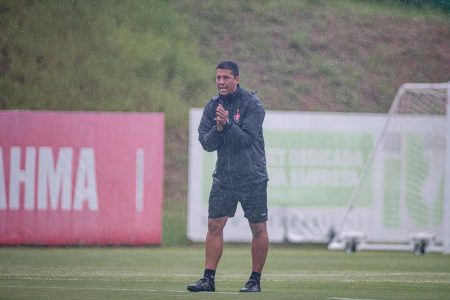 Thiago Carpini comenta estreia do Vitória na Sul-Americana