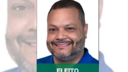 Vereador baiano que jogou dinheiro pela janela é diplomado por procuração