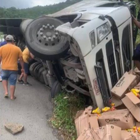 Motorista morre após pular de caminhão durante acidente na BR 101