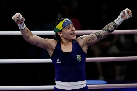 Bia Ferreira defende cinturão de boxe em Mônaco