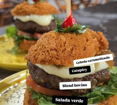 Acarajeburguer de Aracaju divide opiniões e gera polêmica nas redes sociais