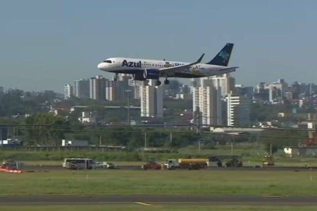 Aeroporto de Porto Alegre retoma funcionamento completo da pista nesta segunda-feira (16)