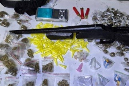 Dois homens são presos com drogas e armas no Bairro da Paz