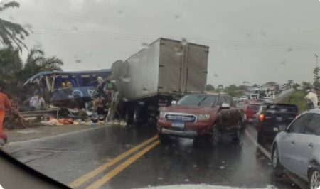 Acidente entre ônibus e caminhão deixa dois mortos em Eunápolis