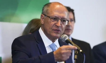 Vice-presidente Alckmin troca comando de ministério durante viagem de Lula