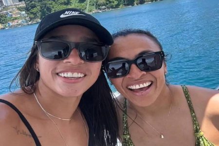 Em Salvador, Marta passeia de lancha ao lado de noiva e amigos