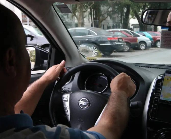 Motoristas de app poderão financiar carro próprio com juros baixos em novo programa do governo