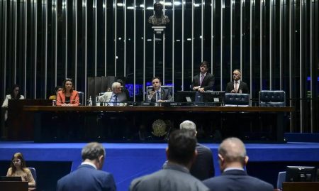 Senado aprova limite para crescimento do salário mínimo e regras mais rígidas para benefícios sociais