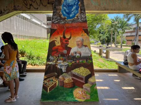 Pintura com Papa abraçado ao ‘diabo’ na Ufba causa polêmica na internet