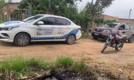 Mulher é presa após acorrentar filho de 5 anos em cama na Bahia