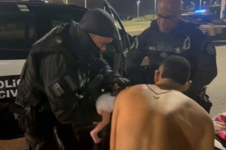 VÍDEO: Policiais salvam bebê engasgada durante operação no Nordeste de Amaralina
