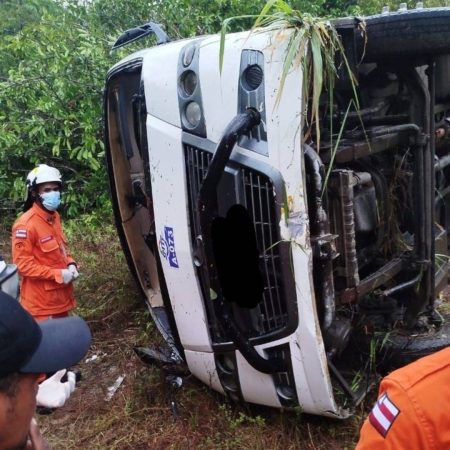 Bombeiros resgatam feridos do acidente com micro-ônibus na BR-110