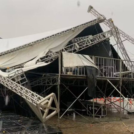 Temporal e ventos fortes derrubam palco e cancelam show de Tayrone em Sátiro Dias