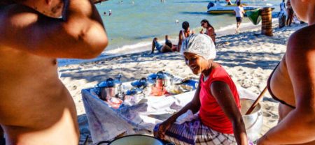 Cuidados com a alimentação nas praias de Salvador; saiba o que evitar