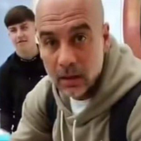 Guardiola se irrita e discute com torcedores que pediam autógrafos: “Vão para a escola”