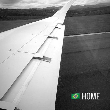 Neymar chega ao Brasil e se prepara para assinar com o Santos