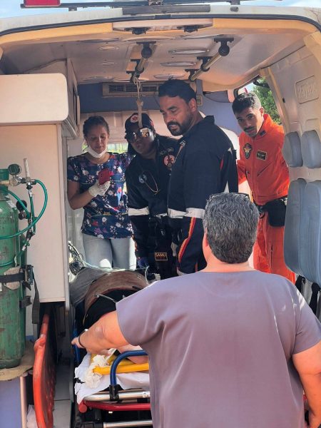 Helicóptero do Corpo de Bombeiros transporta vítima após acidente em Porto Sauípe