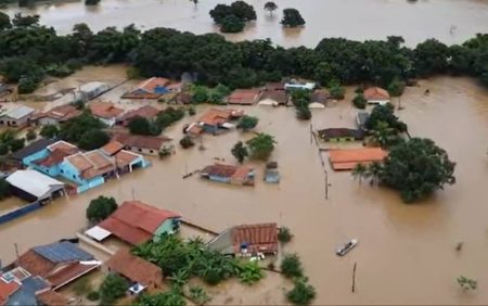 IMPRESSIONANTE! Vídeo mostra o momento em que ponte é levada por correnteza em MT; veja