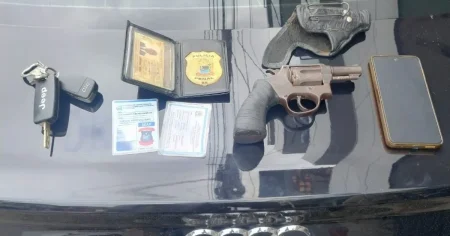 Após tentativa de fuga, homem é preso com distintivo falso, revólver e veículo roubado em Salvador