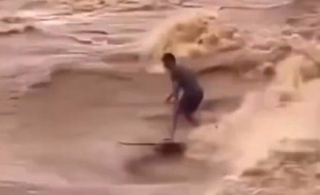 QUE PERIGO! Homem pula na água do Rio Doce em Minas Gerais e surfa; veja o momento