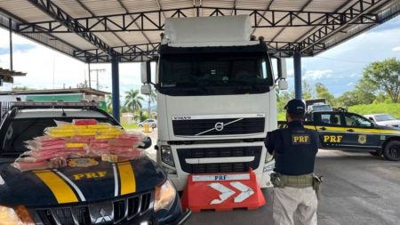 PRF apreende 37,8 kg de cocaína em caminhão na BR-242, em Barreiras