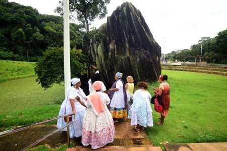 Caminhada da Pedra de Xangô reúne adeptos e representantes de terreiros em Salvador