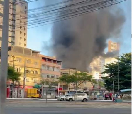 Incêndio atinge supermercado em construção no Chame Chame