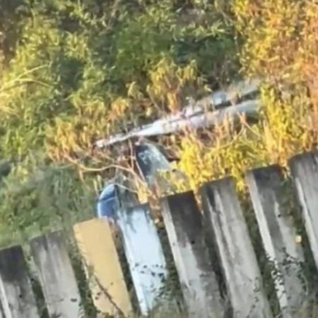 Helicóptero da Polícia Civil é alvo de disparos e colide com rede elétrica em Duque de Caxias