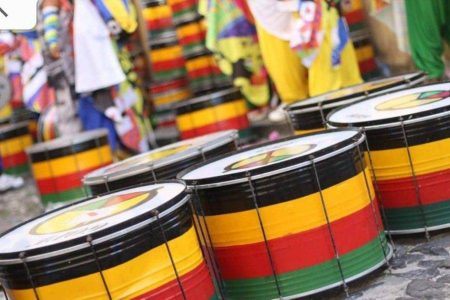 Olodum realiza Caminhada Percussiva em homenagem ao Dia de Yemanjá