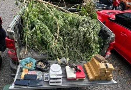 Dois homens são presos com armas e drogas em Santo Estêvão