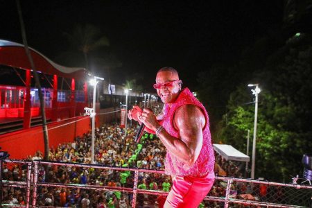 Léo Santana leva multidão ao Pipoco e embala foliões no Circuito Orlando Tapajós