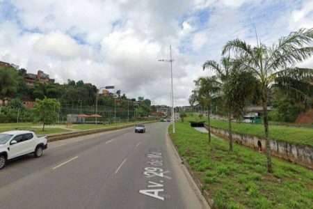 Suspeito em moto roubada fura bloqueio, atropela PM e é detido