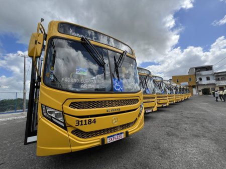 Assaltante rouba 10 celulares após se passar por passageiro em ônibus