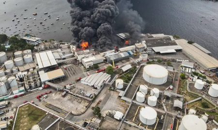 Incêndio devasta fábrica de óleo no Rio de Janeiro