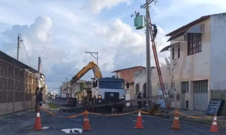 Motorista derruba três postes e foge após acidente em Alagoinhas