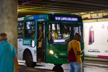 Linha gratuita Lapa-Calabar transporta mais de 318 mil foliões nos primeiros dias de Carnaval