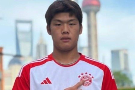 Jogador chinês, Guo Jiaxuan, morre após levar joelhada na cabeça