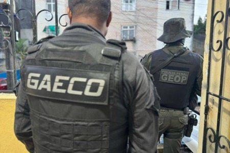 Policial penal é afastado por cobrar taxas para liberar detentos em Salvador