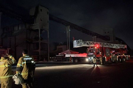 Incêndio atinge Porto de Aratu e mobiliza mais de 100 profissionais