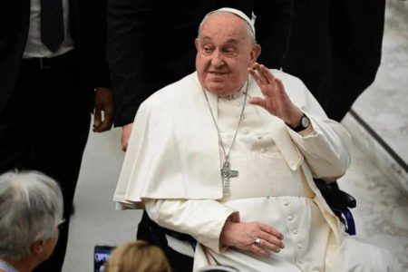 Papa Francisco apresenta leve melhora e pode aparecer em público neste domingo (6)