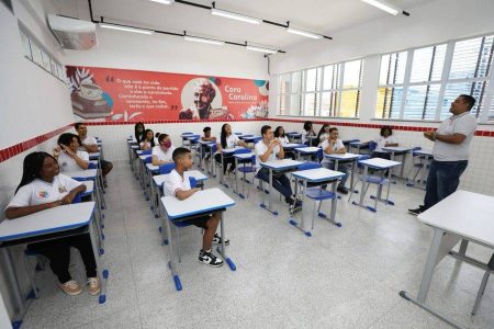 Mais da metade dos professores brasileiros usam IA em sala de aula