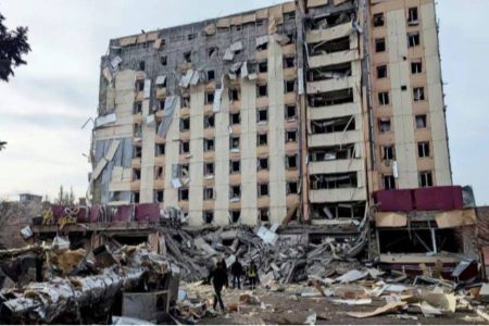 Bombardeio russo atinge Kryvyi Rih e deixa uma pessoa morta e 15 feridos