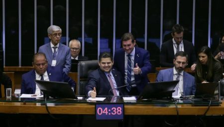 Davi Alcolumbre segura PEC que propõe fim da escala 6X1 no Senado