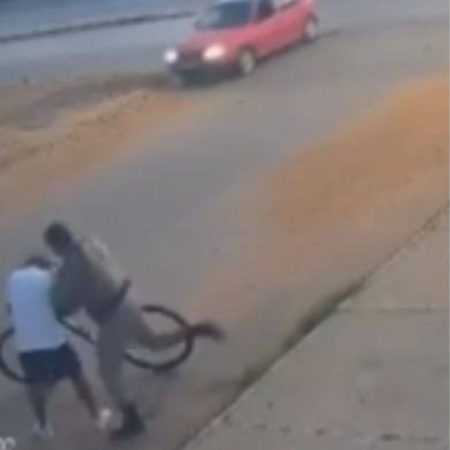 VÍDEO: PM bate o capacete em ciclista após briga no trânsito em Luís Eduardo Magalhães