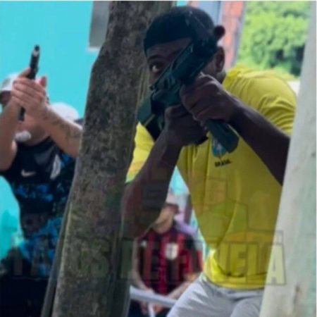 Polícia atira e baleia influenciadores após gravação de vídeo com armas falsas em Cosme de Farias