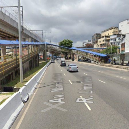 Carro capota na Av. Bonocô em Salvador; óleo continua na pista